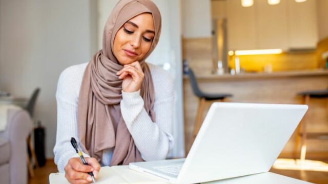 Cekricek.id - Bagi seorang wanita muslimah sangat wajib hukumnya untuk menjaga batasan aurat. Termasuk bagi wanita non muslim