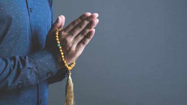 Cekricek.id - Mengucapkan selamat hari raya pada umat agama lain adalah hal yang tidak boleh dilakukan bagi seorang muslim