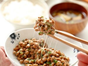 Cekricek.id - Natto termasuk dalam makanan asal Jepang yang begitu dikenal makanan yang bersumber dari kacang kedelai, simak manfaatnya