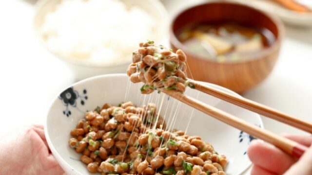 Cekricek.id - Natto termasuk dalam makanan asal Jepang yang begitu dikenal makanan yang bersumber dari kacang kedelai, simak manfaatnya