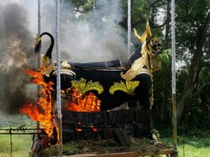 Cekricek.id - Pulau Bali dikenal memiliki banyak tradisi yang masih sangat kental juga menjadi daya tarik utamanya, termasuk tradisi ngaben