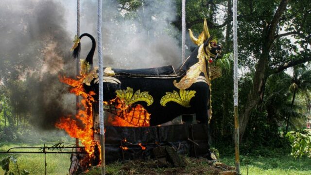 Cekricek.id - Pulau Bali dikenal memiliki banyak tradisi yang masih sangat kental juga menjadi daya tarik utamanya, termasuk tradisi ngaben