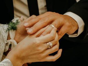 Cekricek.id - Netizen dibuat benar-benar syok ketika mendengar kabar viral berkaitan dengan permintaan dispensasi nikah diajukan ratusan pelajar.