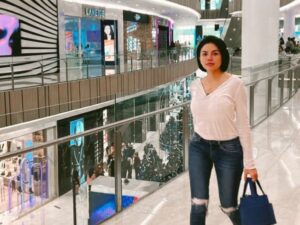 Cekricek.id - Artis cantik Nikita Mirzani kini memamerkan dirinya yang bisa berjalan bebas di mall. Ibu 3 anak tersebut malah dipuji mirip ana gadis