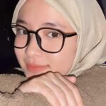 Cekricek.id - Perbedaan pose yang ditampilkan oleh Nissa Sabyan justru juga menampilkan auranya jadi terlihat berbeda, intip posenya