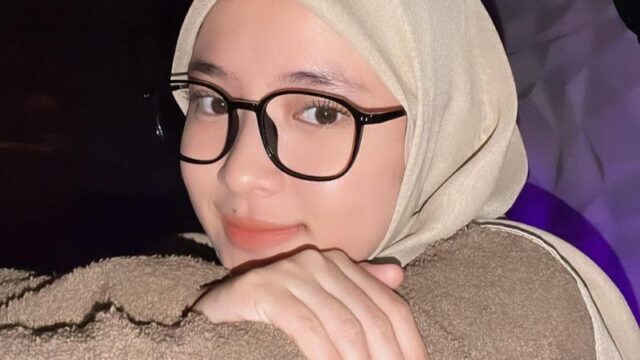 Cekricek.id - Perbedaan pose yang ditampilkan oleh Nissa Sabyan justru juga menampilkan auranya jadi terlihat berbeda, intip posenya