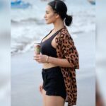 Cekricek.id - Nora Alexandra dipuji jadi semakin segar ketika memperlihatkan pose saat sedang minum bir di tepi pantai