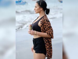 Cekricek.id - Nora Alexandra dipuji jadi semakin segar ketika memperlihatkan pose saat sedang minum bir di tepi pantai