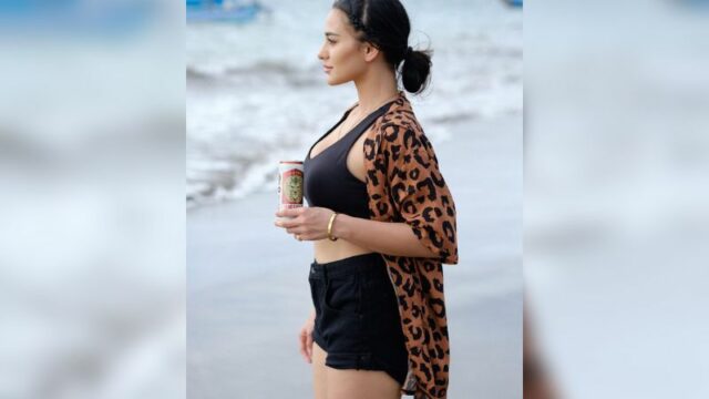Cekricek.id - Nora Alexandra dipuji jadi semakin segar ketika memperlihatkan pose saat sedang minum bir di tepi pantai
