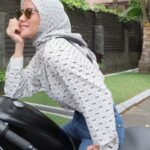 Cekricek.id - Olla Ramlan dianggap memiliki style yang mampu mengalahkan anak perawan. Terutama saat naik moge alias motor gede
