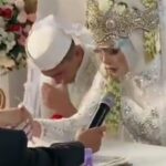 Pernikahan viral di media sosial yang memperlihatkan pengantin wanita berjabat tangan meminta izin menikah kepada wali karena ayah meninggal.