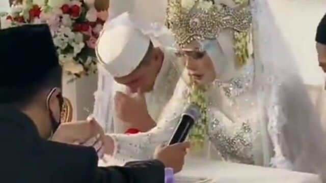Pernikahan viral di media sosial yang memperlihatkan pengantin wanita berjabat tangan meminta izin menikah kepada wali karena ayah meninggal.