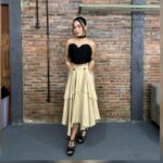 Cekricek.id - Rachel Vennya dipuji inovatif dalam segi memadukan outfit. Terutama saat mengenakan sebuah crop top hitam dengan rok coklat