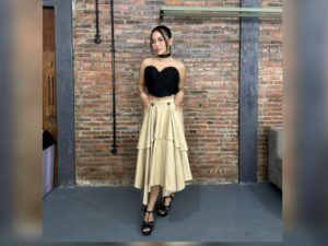 Cekricek.id - Rachel Vennya dipuji inovatif dalam segi memadukan outfit. Terutama saat mengenakan sebuah crop top hitam dengan rok coklat