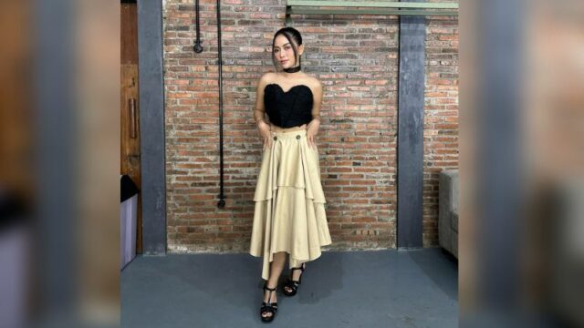 Cekricek.id - Rachel Vennya dipuji inovatif dalam segi memadukan outfit. Terutama saat mengenakan sebuah crop top hitam dengan rok coklat