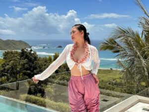 Cekricek.id - Rupanya ketika mengenakan sejumlah OOTD yang seksi Rachel Vennya memiliki 3 pose andalan, intip pose menwannya