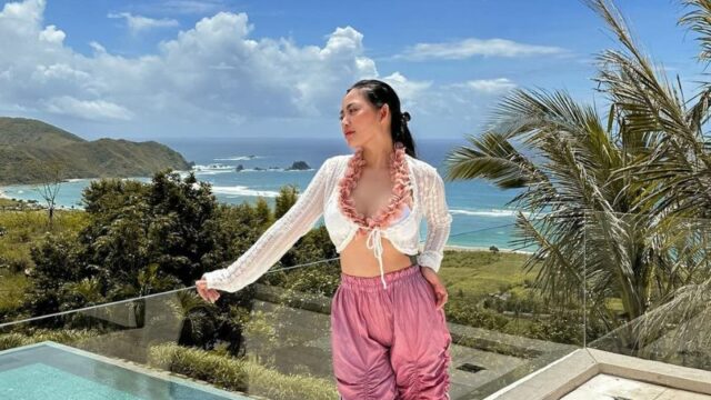 Cekricek.id - Rupanya ketika mengenakan sejumlah OOTD yang seksi Rachel Vennya memiliki 3 pose andalan, intip pose menwannya
