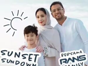 Nagita Slavina dan Raffi Ahmad mengumumkan kabar gembira bahwa keluarga sultan itu akan segera memiliki buah hati mereka yang ketiga.