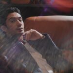 Cekricek.id - Aktor tampan Reza Rahadian dengan blak-blakan menceritakan bagaimana perjuangannya untuk mencari sang ayah karena ini