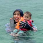 Cekricek.id - Netizen malah dibuat khawatir ketika melihat Ria Ricis membawa anaknya untuk berenang di laut, begini katanya