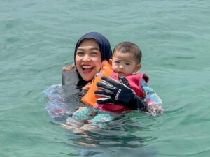 Cekricek.id - Netizen malah dibuat khawatir ketika melihat Ria Ricis membawa anaknya untuk berenang di laut, begini katanya