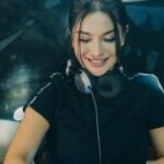 Cekricek.id - Siva Aprilia biasanya tampil dengan pakaian seksi ketika hendak manggung menjadi seorang DJ, kini malah cuma kaosan