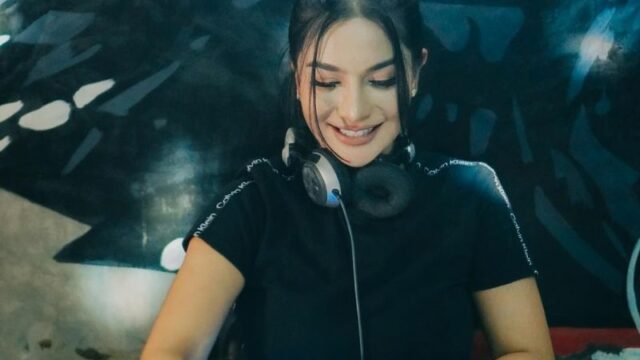 Cekricek.id - Siva Aprilia biasanya tampil dengan pakaian seksi ketika hendak manggung menjadi seorang DJ, kini malah cuma kaosan