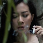 Tante Atien hebohkan jagat maya dengan unggahan potretnya yang sedang merokok sembari memperlihatkan aurat seksinya yang aduhai.