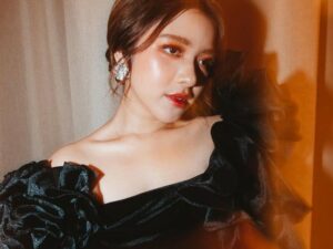 Cekricek.id - Belakangan ini sosok cantik Tiara Andini mengunggah potretnya dengan mengenakan gaun hitam, intip berbgaia potret menawannya