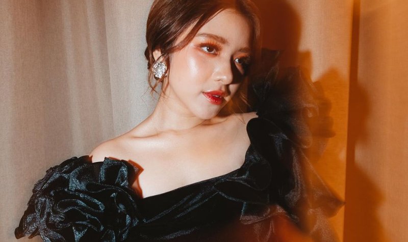 Cekricek.id - Belakangan ini sosok cantik Tiara Andini mengunggah potretnya dengan mengenakan gaun hitam, intip berbgaia potret menawannya