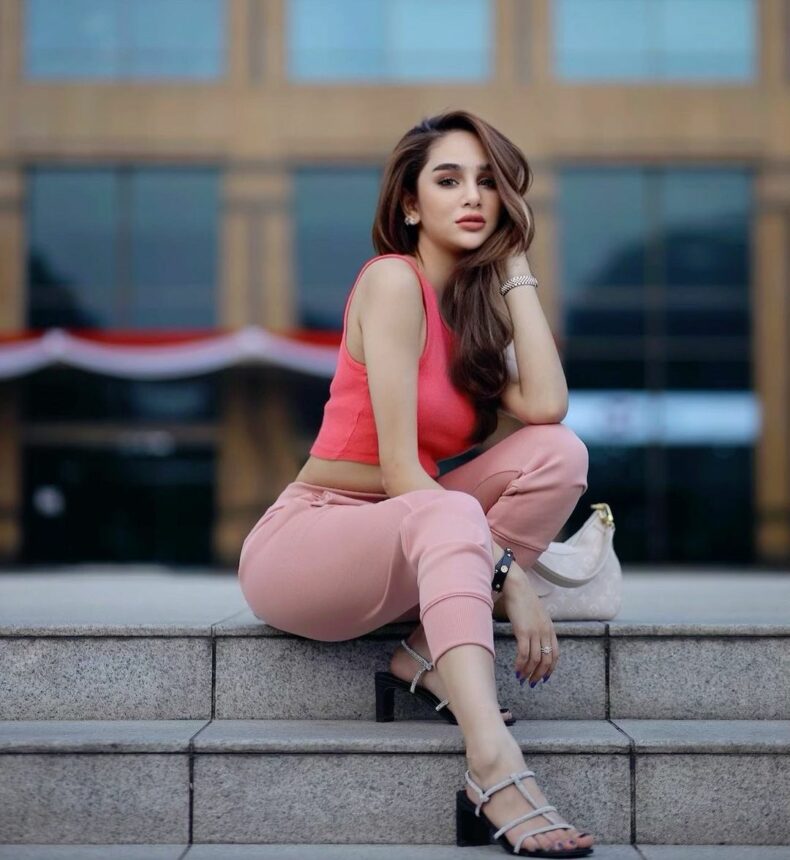 Intip 4 Pesona Hana Hanifah Pose di Luar Ruangan, Senyumnya Manis Banget