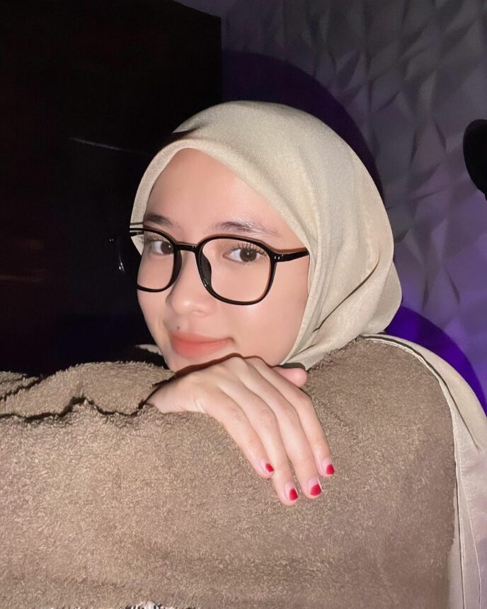 Intip Pose Nissa Sabyan dengan Gaya Alim dan Anak Tongkrongan, Auranya Jadi Beda