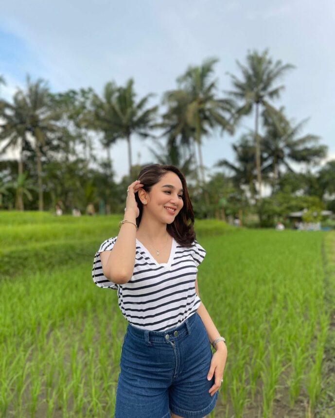 Intip 4 Pesona Hana Hanifah Pose di Luar Ruangan, Senyumnya Manis Banget