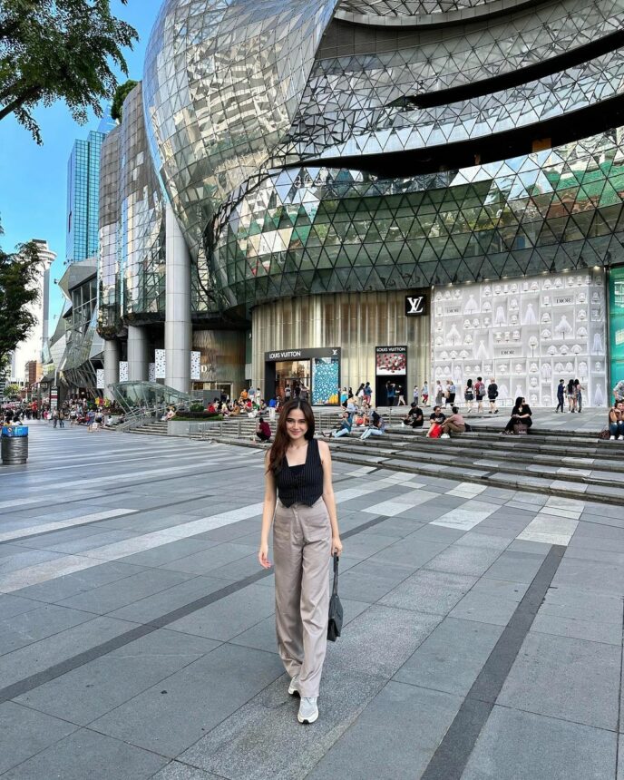 Inti Potret Syifa Hadju Makin Bening Saat di Singapura, Padahal Outfitnya Sederhana