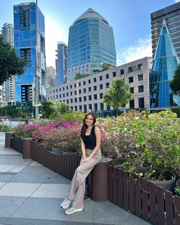Inti Potret Syifa Hadju Makin Bening Saat di Singapura, Padahal Outfitnya Sederhana