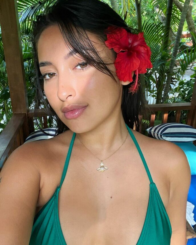 Takut Dijulitin Netizen, Jennifer Coppen yang Unggah Foto Pakai Bikini Hijau ini Matikan Kolom Komentar 2 Lampiran Gambar