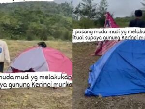 Dua pasang anak muda yang bukan pasangan suami istri terciduk warga sekitar sedang berduaan di dalam tenda pada siang hari.