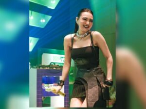 Cekricek.id - Outfit Wika Salim dengan penampilan serba hitam alat pemakaman pun tetap membuatnya tampil cantik, jadi janda kesukaan