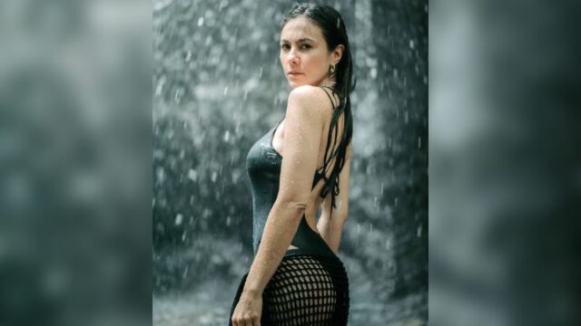 Cekricek.id - Berbagai pujian kembali didapatkan oleh Wulan Guritno saat liburan. Karena dianggap seperti sosok bidadari saat mandi di air terjun.
