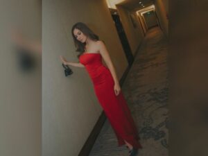 Cekricek.id - Penampilan cantik dari Wulan Guritno selalu menurut perhatian warganet. Seperti saat memperlihatkan bodi tipis dengan gaun merah