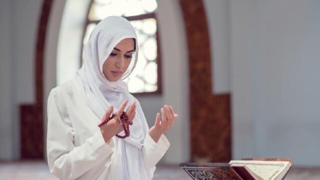 Doa yang diminta kepada Allah akan dikabulkan dalam 3 waktu, inilah tiga waktu Allah mengabulkan doa hambanya menurut ustaz Hilman Fauzi.