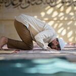 Inilah tips yang dapat Kamu lakukan agar bisa candu dalam salat dan salat tidak bolong bolong lagi, sangat membantu menambah pahala.