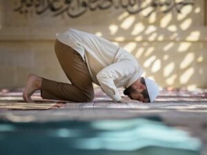 Inilah tips yang dapat Kamu lakukan agar bisa candu dalam salat dan salat tidak bolong bolong lagi, sangat membantu menambah pahala.