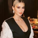 Agnez Mo mengunggah beberapa potret cantiknya yang diketahui sudah berada di Indonesia, outfit Agnez Mo lantas jadi sorotan publik.