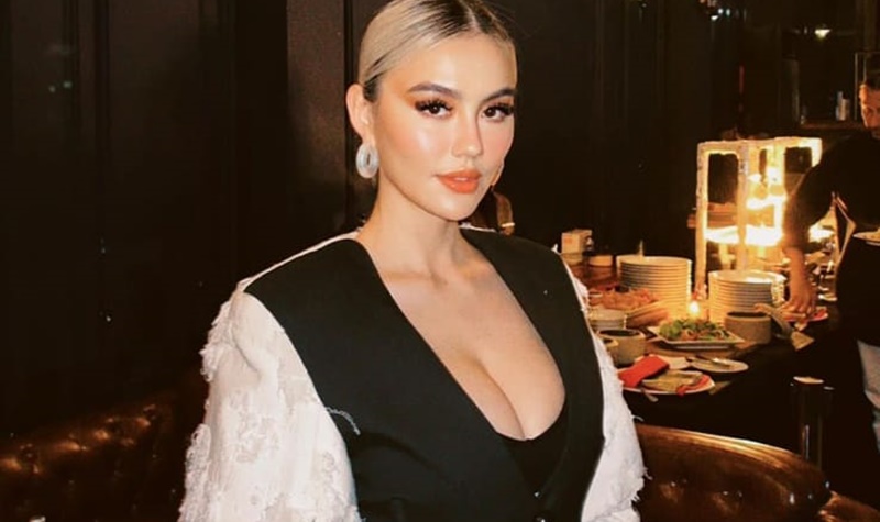 Agnez Mo mengunggah beberapa potret cantiknya yang diketahui sudah berada di Indonesia, outfit Agnez Mo lantas jadi sorotan publik.