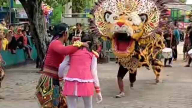 Seorang mayoret cantik dimakan barongan saat pertunjukan, ia pun teriak saat dimasukkan ke mulut barongan yang di dalamnya ada pria.