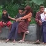 Empat pasang bocah di bawah umur saling bermesraan di tepi jalan sembari bermain ponsel, bahkan ada yang nekat membuka hijabnya.