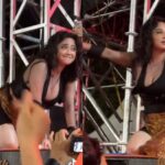 Aksi Dewi Perssik yang tengah tampil di atas panggung menghibur penonton dengan pakaian dan gayanya yang ekstrim mencuri perhatikan publik.