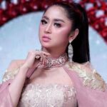 Dewi Perssik akhirnya resmi dilamat oleh seorang pilot tampan yang diketahui juga berstatus sebagai duda, lantas apakah menikah tahun ini?