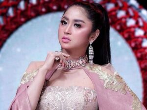 Dewi Perssik akhirnya resmi dilamat oleh seorang pilot tampan yang diketahui juga berstatus sebagai duda, lantas apakah menikah tahun ini?
